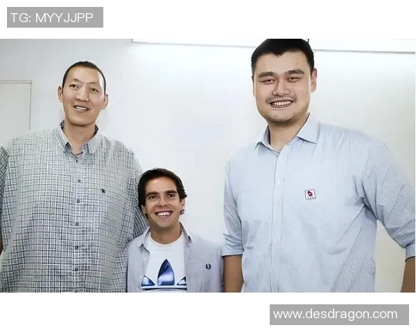 多纳吉与姚明的篮球传奇:跨越文化的友谊与合作之路 多纳吉与姚明的篮球传奇:跨越文化的友谊与合作之路