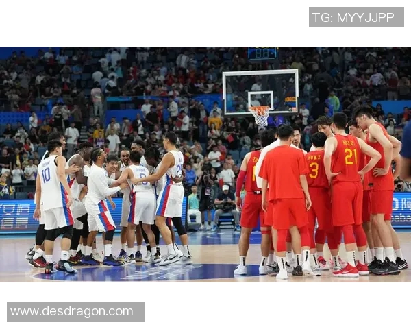 姚明颁奖时意外垫脚引发热议球场礼仪与风度再受关注